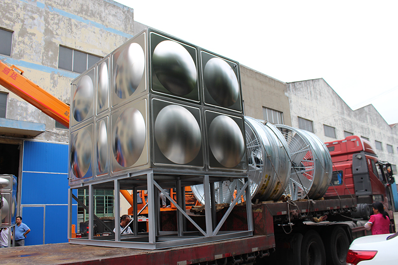 30T橫流式封閉式冷卻塔發貨現場 30T橫流式封閉式冷卻塔發貨現場