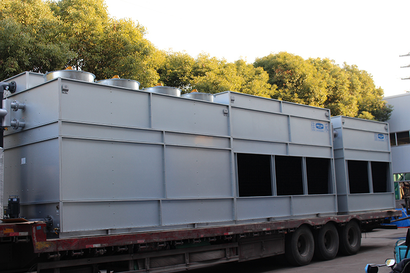 復合流封閉式冷卻塔發貨現場 復合流封閉式冷卻塔發貨現場